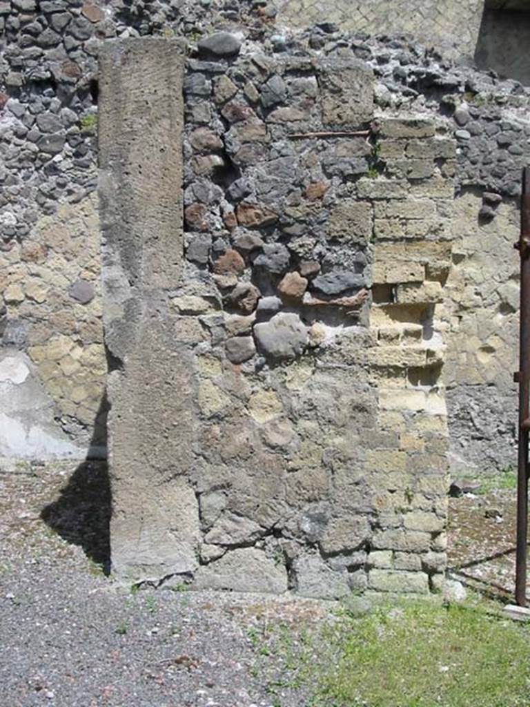 IV.6, Herculaneum, May 2003. North wall of room 8, second atrium;, pilaster between rooms 7 and 9.
Photo courtesy of Nicolas Monteix.